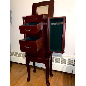 Luxurious and spacious jewelry box